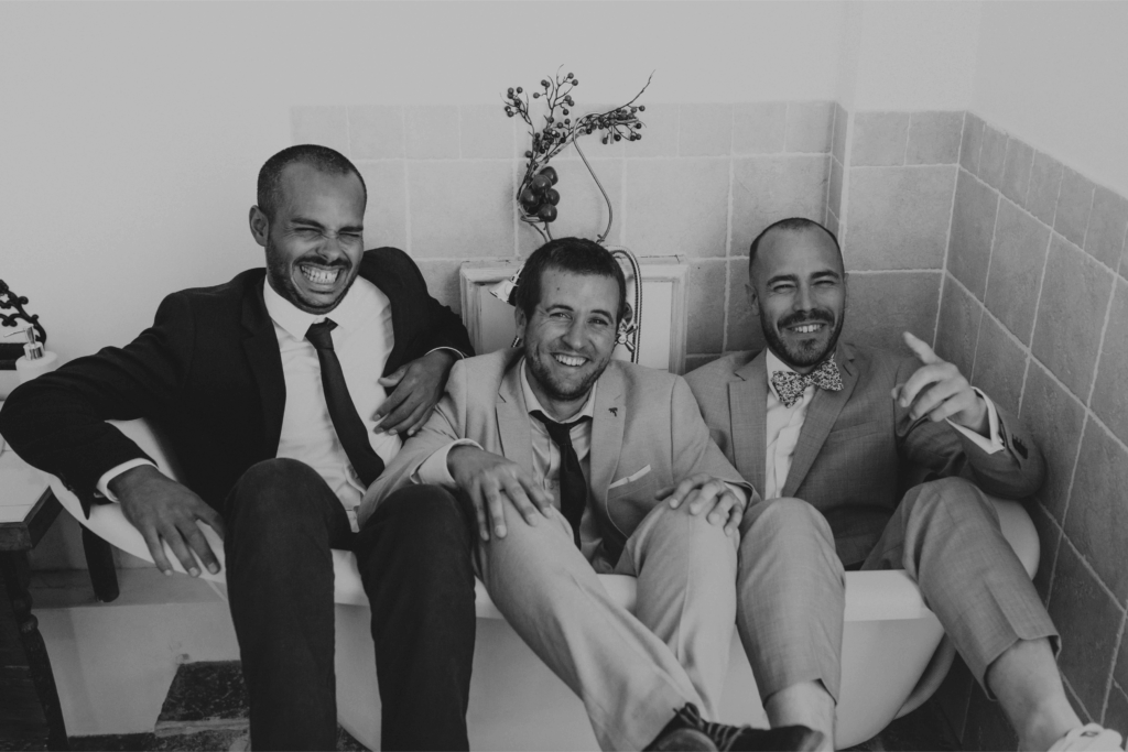 le-marié-et-ses-témoins-pendant-les-préparatifs-du-jour-j