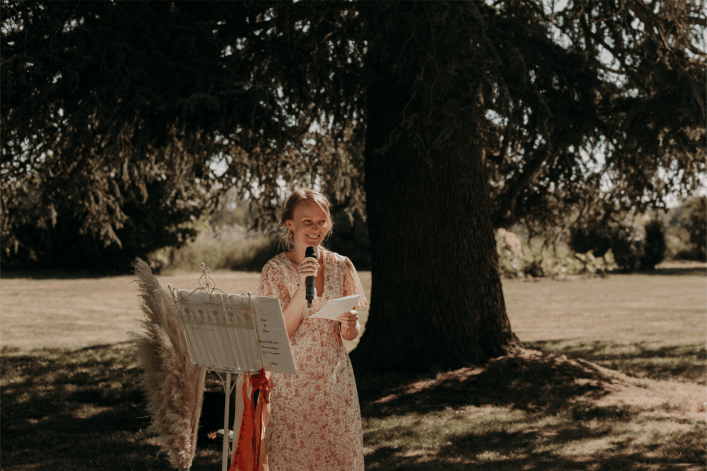 image-d-une-témoin-de-mariage-faisant-un-discours