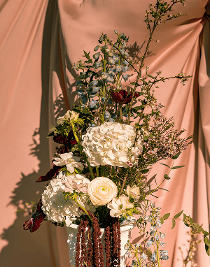 Composition florale de mariage avec des fleurs de saison