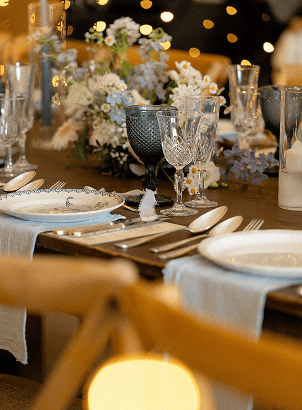 Ambiance tamisée et bougies pour un dîner de mariage intimiste